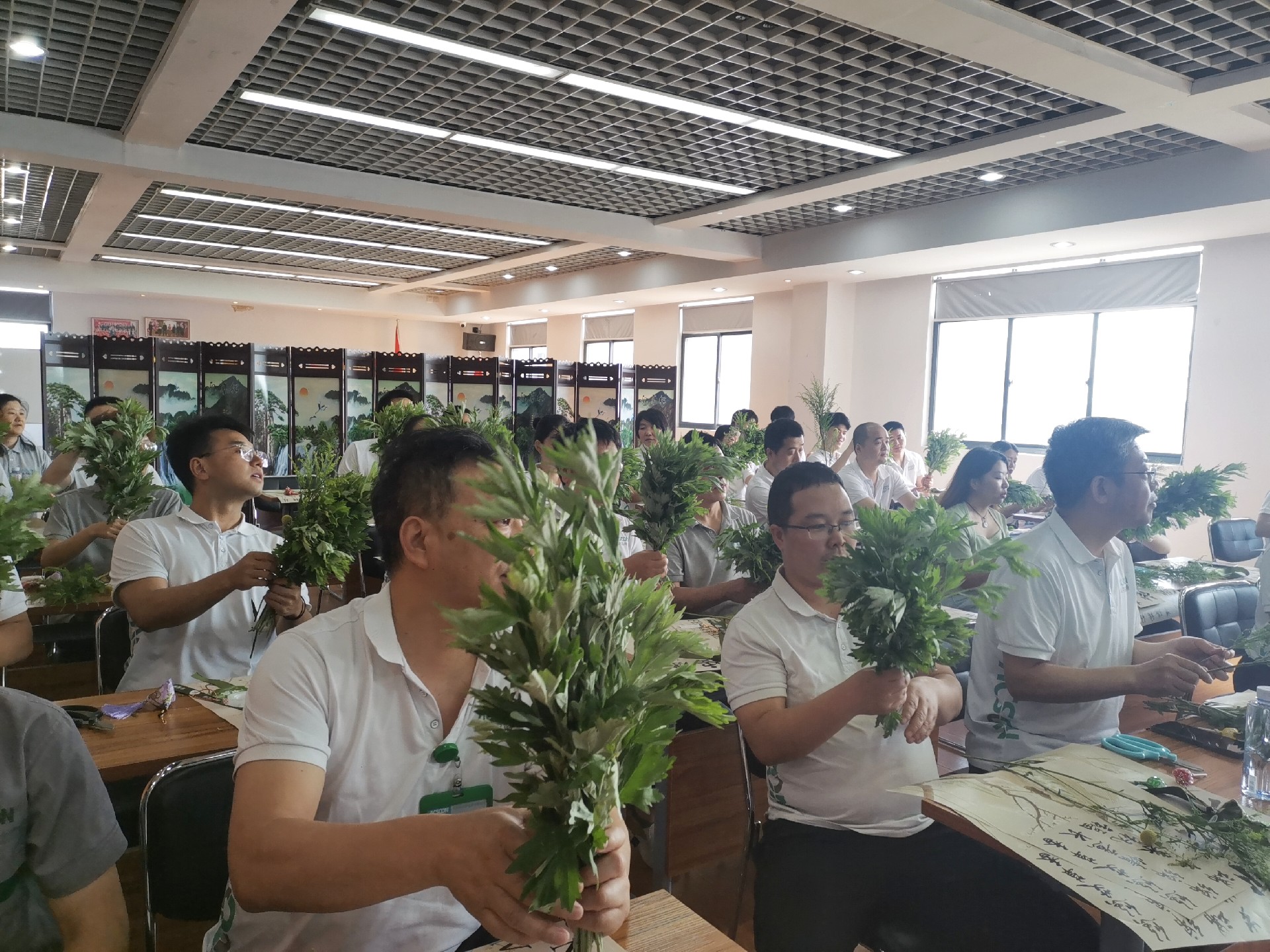 埃克森電源開展“艾草花束送安康”DIY活動(dòng)